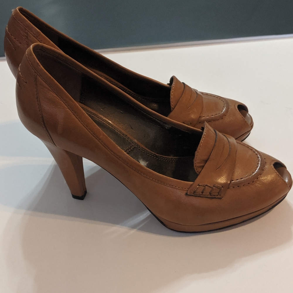 Tahari pumps - Last Chance